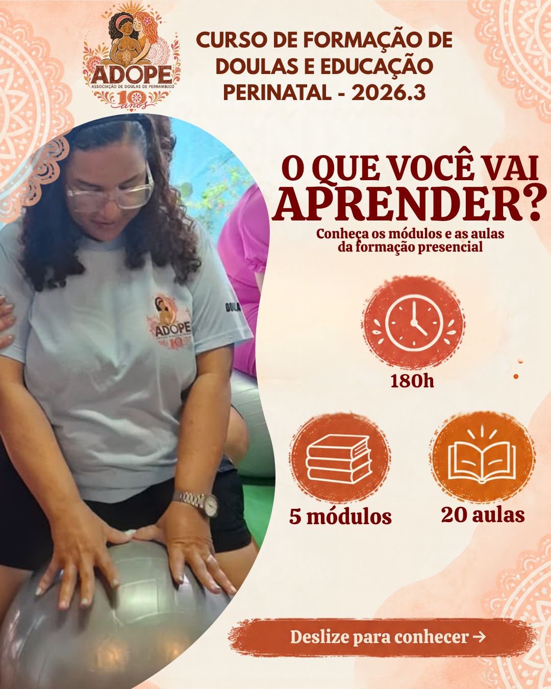 Arte da ADOPE sobre o aprendizado na formação de doulas, com fotografia de uma atividade prática.